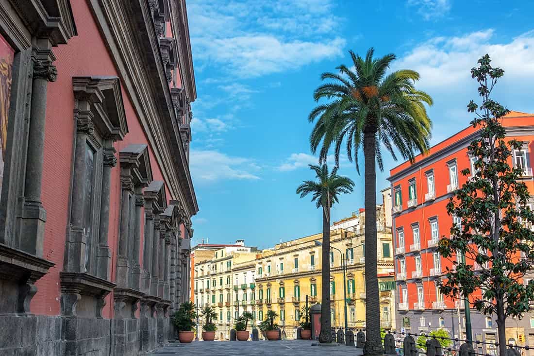 Discover the real Naples on foot and participate in its great events | inStazione