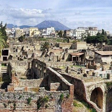 Herculaneum tour with a licensed local guide for two hours and priority admission tickets | inStazione